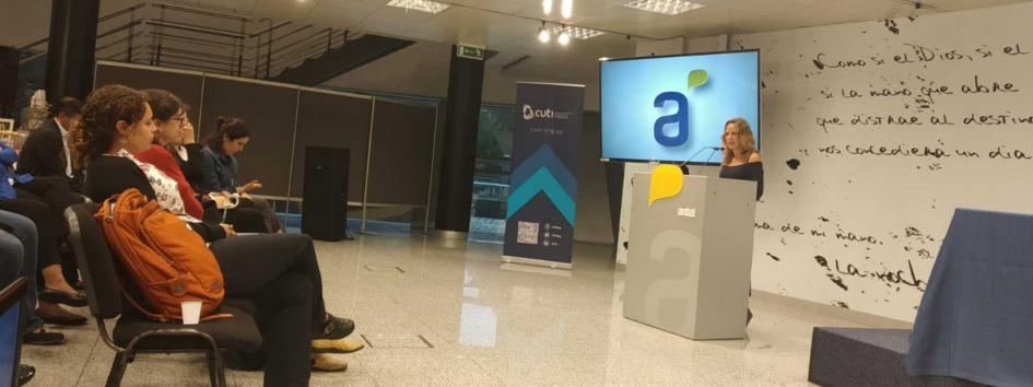 Mesa Mujeres en las áreas de STEM Mesa Mujeres en las áreas de STEM