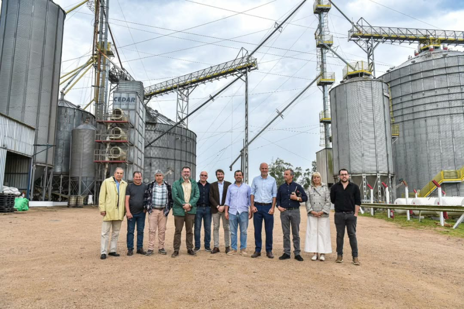 Planta industrial de avícola El Poyote Personas de pie fuera de una planta industrial