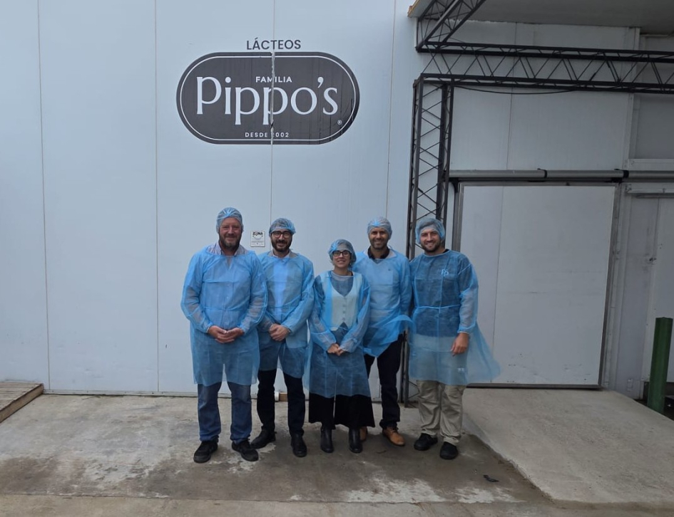 Míguez, Grosso, Larrama y representantes de Familia Pippo's, frente a la empresa