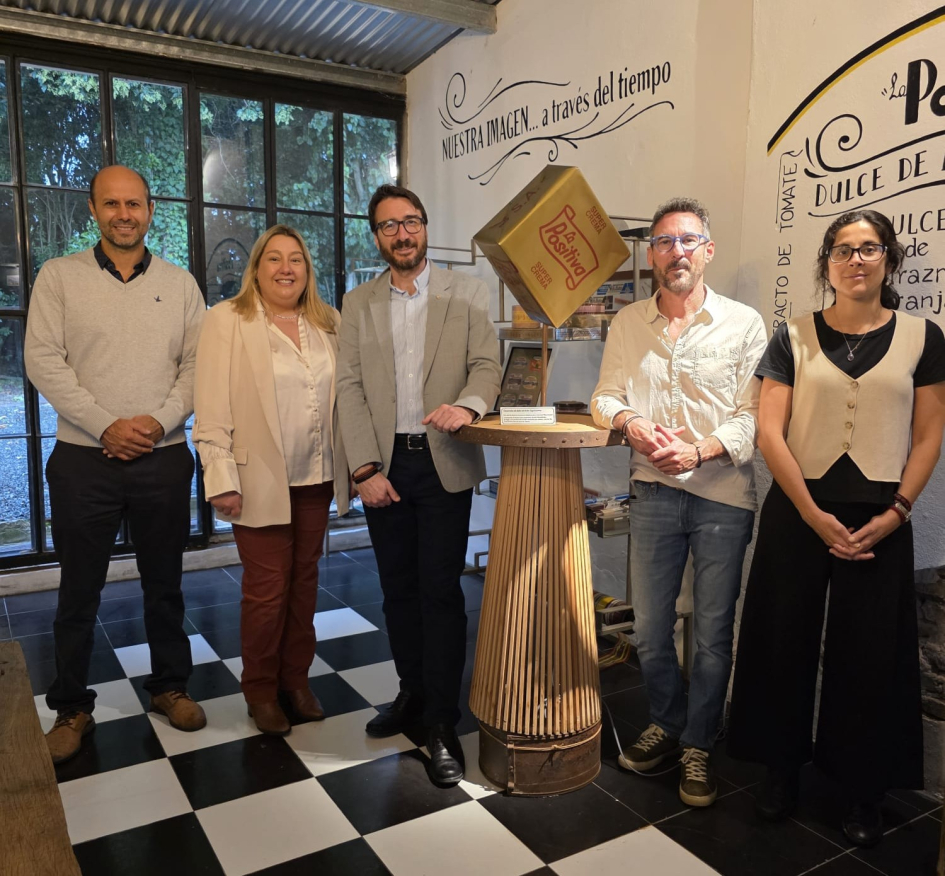 Director de Industrias, equipo técnico y representantes de La Positiva, de pie en espacio interior