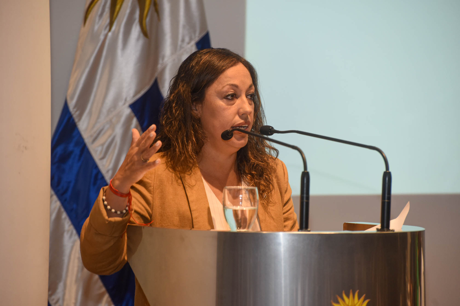 Ministra Cardona hablando desde el atril de oradores