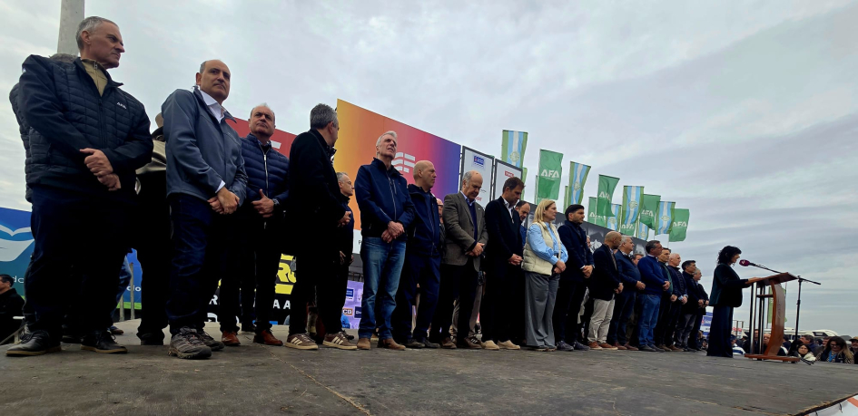 Participantes de Agroactiva 2026 de pie; disertante, con micrófono