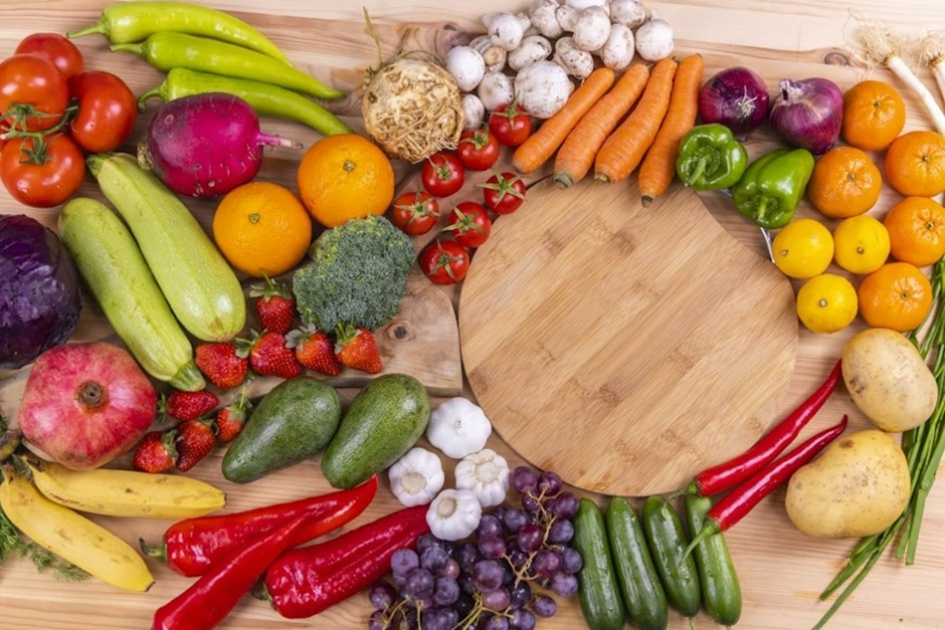 Frutas y hortalizas distribuidas sobre una mesa