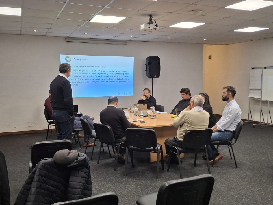 Reunión plenaria del Núcleo Productivo Metalmecánico – subsector Automotriz, participantes sentados 