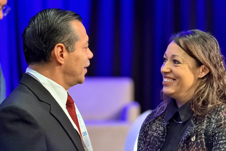 Cardona y Sosa dialogan, sonrientes