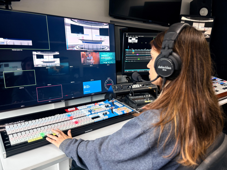 Mujer frente a controles de edición de contenido audiovisual