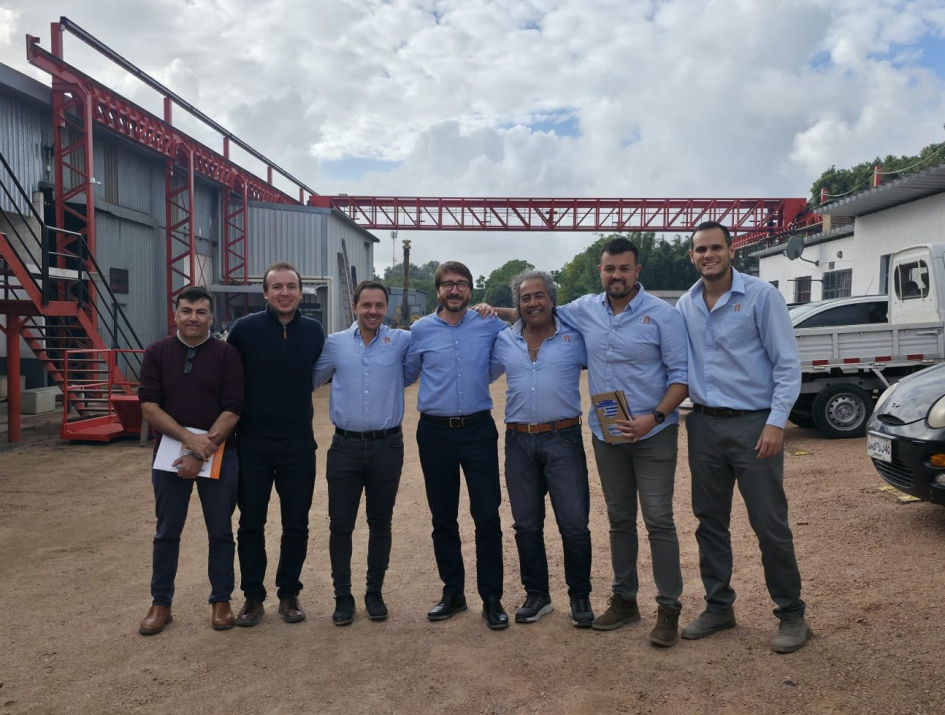 Siete personas de pie en un espacio abierto