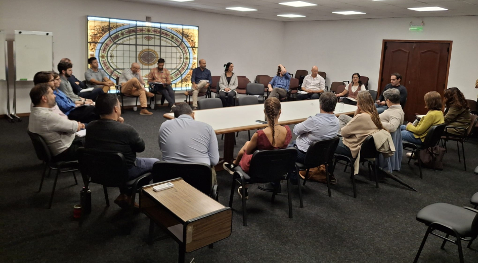 Personas sentadas en una larga mesa