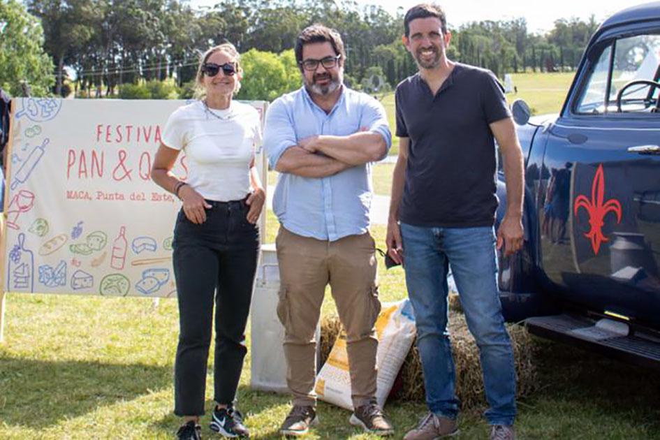 Gonzalo Maciel, junto a dos personas, al lado de una camioneta