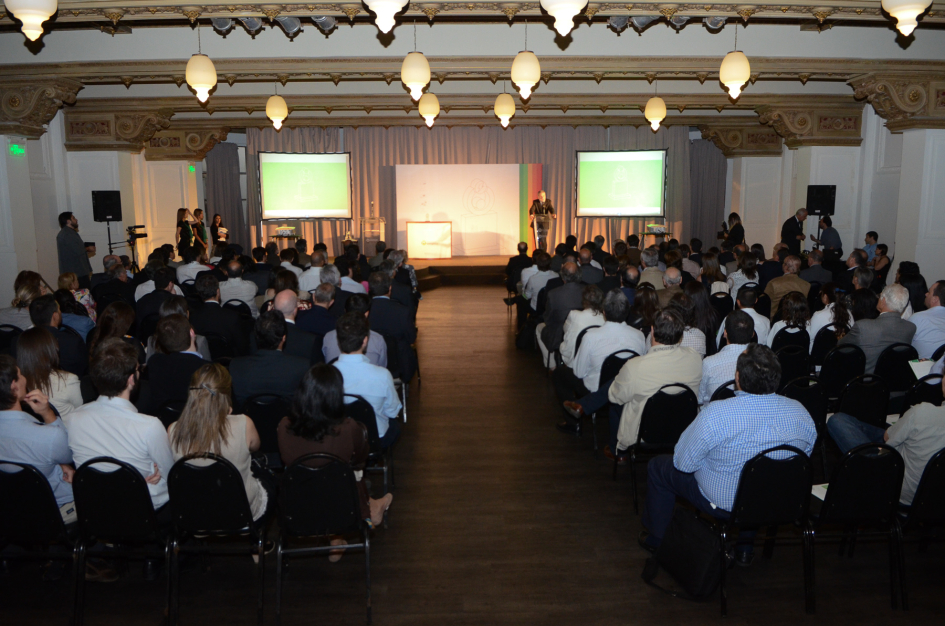 Evento ceremonia, espectadores sentados.