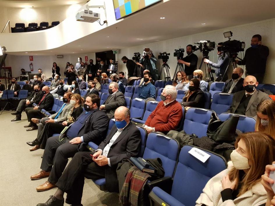Público del evento, incluyendo al presidente de la República, Luis Lacalle Pou; su esposa e impulsora del programa para mipymes Sembrando, Lorena Ponce de León; el ministro de Trabajo y Seguridad Social, Pablo Mieres; y el subsecretario del MIEM, Walter Verri, entre otras autoridades Público del evento, incluyendo al presidente de la República, Luis Lacalle Pou; su esposa e impulsora del programa para mipymes Sembrando, Lorena Ponce de León; el ministro de Trabajo y Seguridad Social, Pablo Mieres; el subsecretario del MIEM, Walter Verri, y la encargada de despacho de MIEM-Dinapyme, Ana Inés Antía, entre otras autoridades