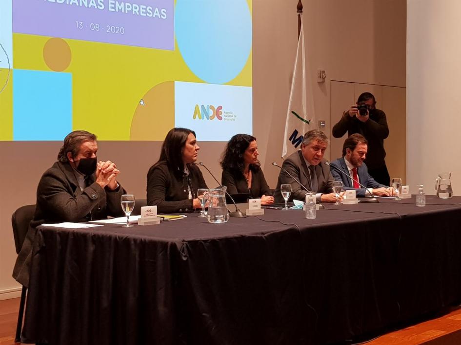 Ministro Paganini y autoridades en la mesa de la celebración del Día Nacional de las Mipymes Ministro Paganini y autoridades en la mesa de la celebración del Día Nacional de las Mipymes