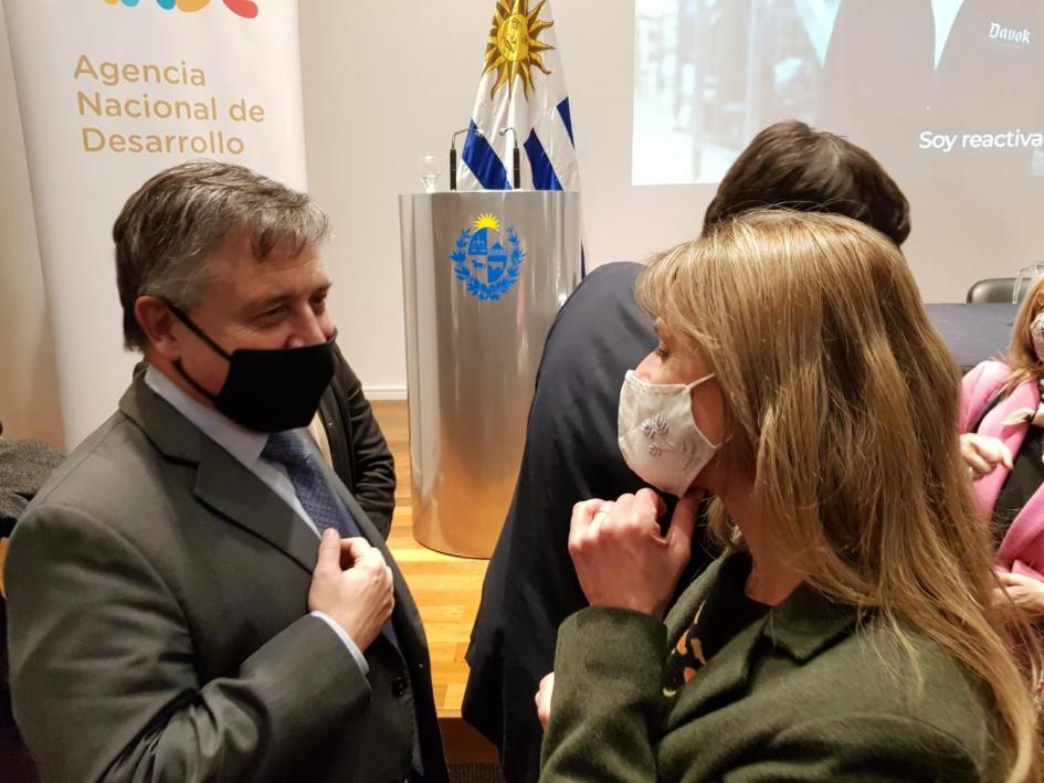El ministro Omar Paganini saluda a la esposa del presidente Lacalle Pou e impulsora del programa para mipymes Sembrando, Lorena Ponce de León El ministro Omar Paganini saluda a la esposa del presidente Lacalle Pou e impulsora del programa para mipymes Sembrando, Lorena Ponce de León