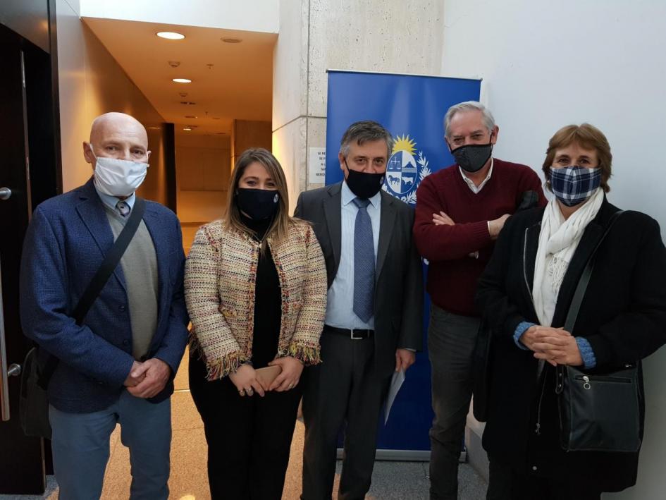 El ministro de Industria, Energía y Minería, Omar Paganini; la directora nacional de Industrias, Susana Pecoy; la encargada de despacho de MIEM-Dinapyme, Ana Inés Antía; el director del Área de Desarrollo Artesanal de MIEM-Dinapyme, Alberto de Betolaza; y el presidente de Anmype, Pablo Villar