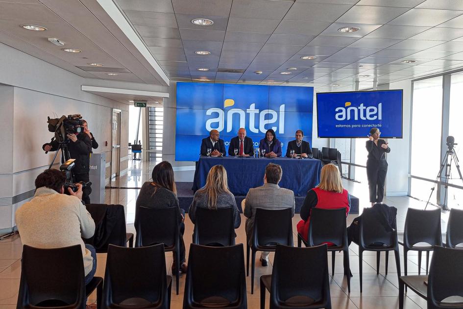 Público, visto de espaldas; al fondo se ven la mesa de autoridades y pantallas de Antel