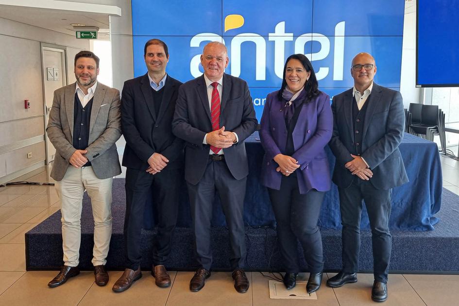 Autoridades que participaron del evento Autoridades, de pie; detrás, un gran banner de Antel