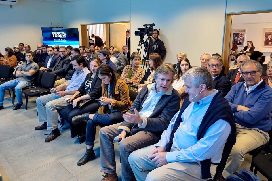 Público en el Institut Pasteur de Montevideo Público