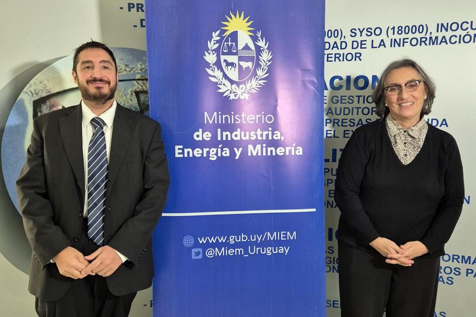 Encargado del Área de Eficiencia Energética del MIEM, Sebastián Lattanzio, y Arq. Alicia Mimbacas Lattanzio y Mimbacas a los dos lados de un banner del MIEM