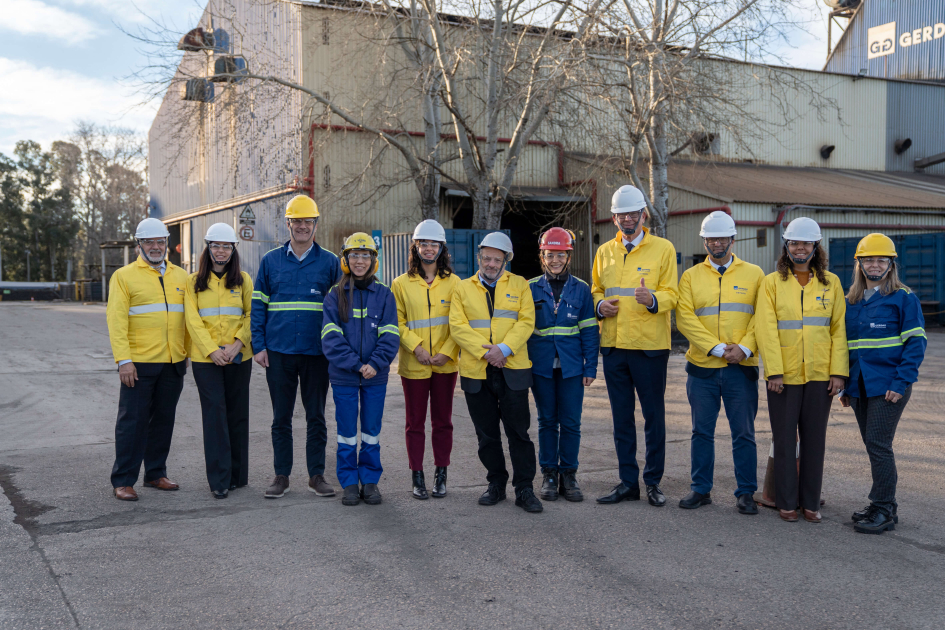 Visita del director general de la ONUDI, Gerd Müller, y otras autoridades a la empresa Gerdau Personas visten chalecos amarillos y cascos en un espacio exterior