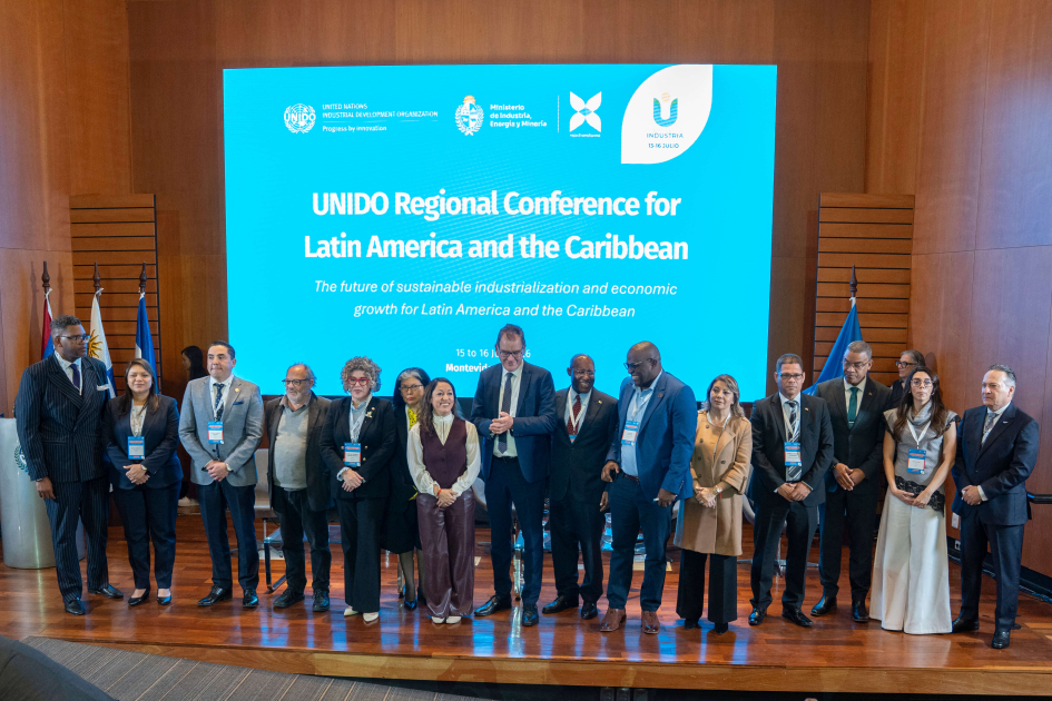 Conferencia Regional de ONUDI para América Latina y el Caribe Autoridades sobre un escenario; detrás, pantalla