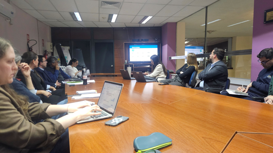 Encuentro sobre compras públicas innovadoras Personas, sentadas alrededor de una mesa
