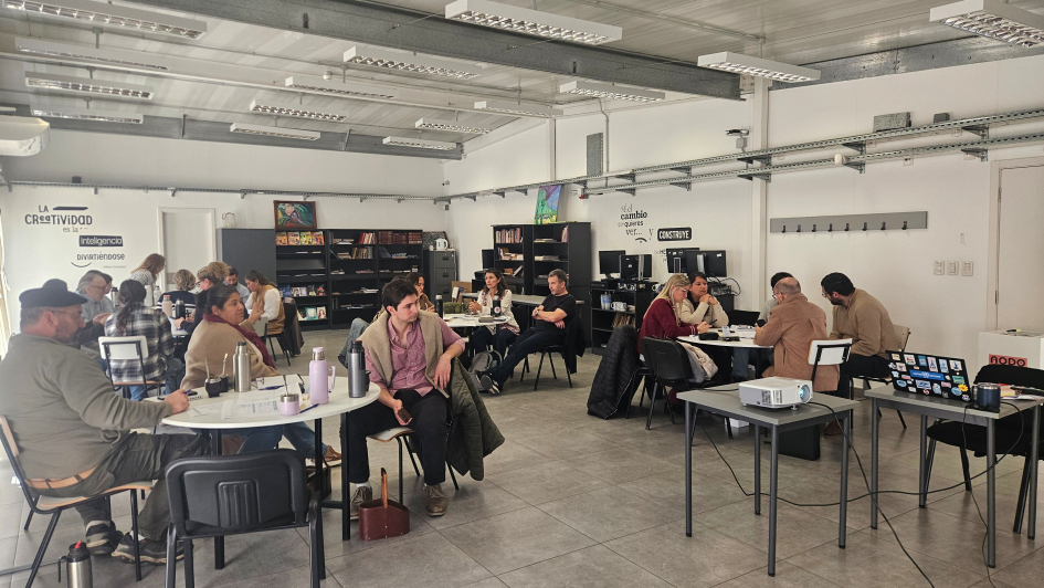 Mesas de trabajo en Salto Personas sentadas arededor de mesas