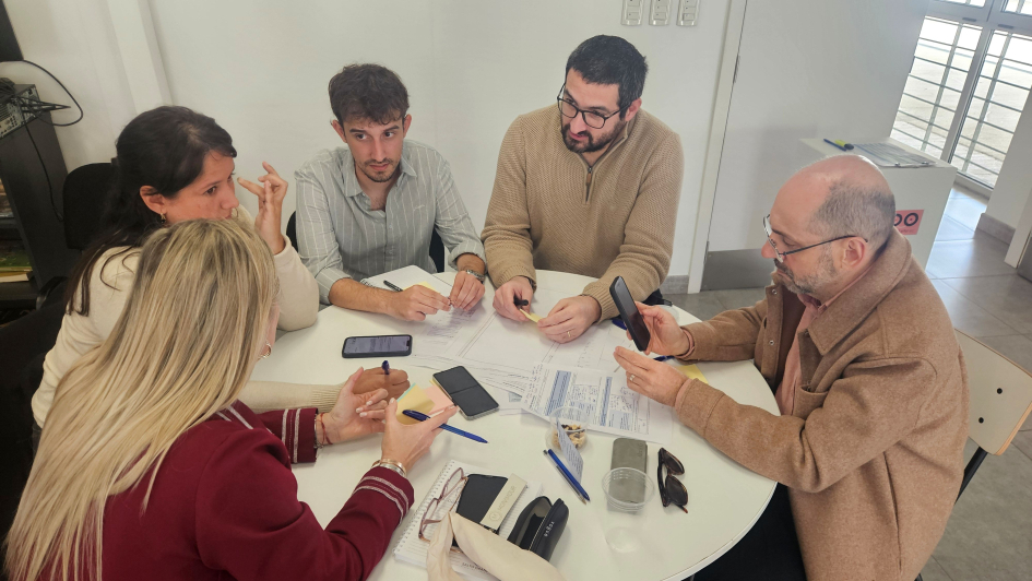 Mesa de trabajo en Salto Personas sentadas alrededor de una mesa