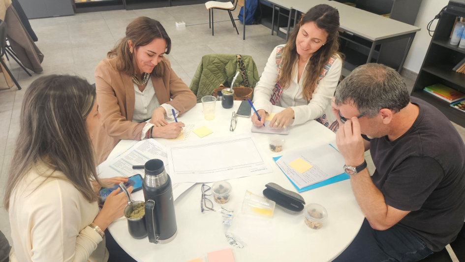 Mesa de trabajo en Salto Personas sentadas alrededor de una mesa