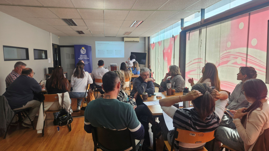 Presentación de la consultora Silvina Papagno y mesas de trabajo en Paysandú Personas sentadas en mesas
