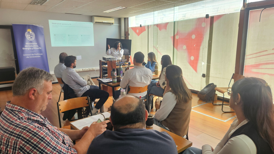 Presentación de la consultora Silvina Papagno y mesas de trabajo en Paysandú Personas sentadas en mesas