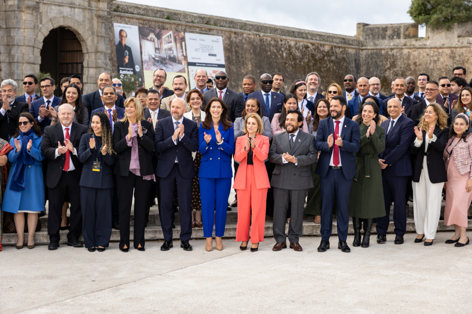 Decenas de personas, de pie en un espacio abierto