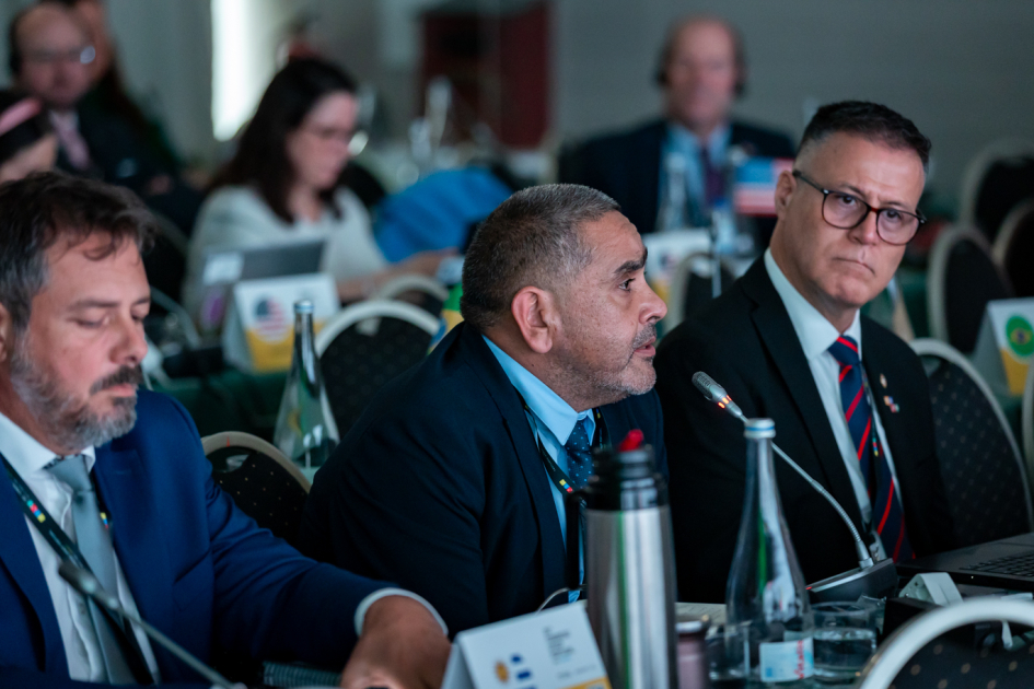 Bonfrisco habla, sentado junto a Siris y otras personas