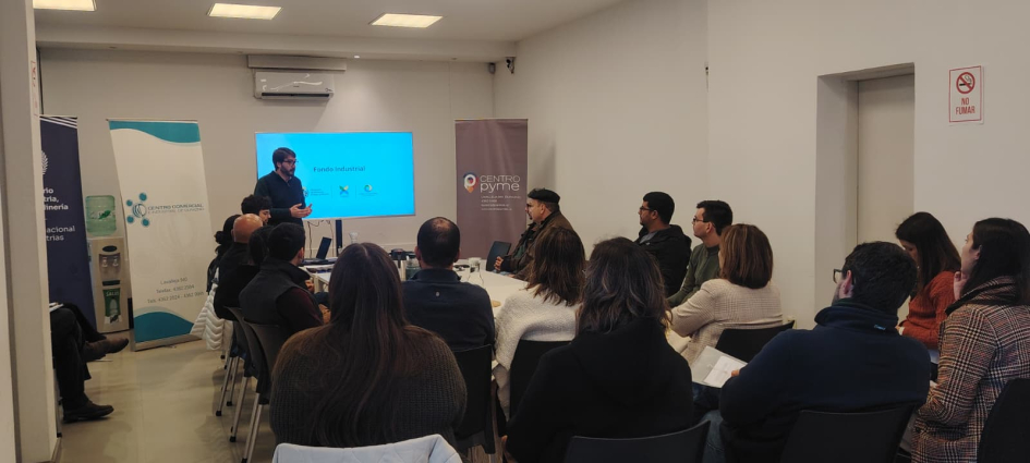Director Míguez en taller del Fondo Industrial 2026 en Durazno, de pie