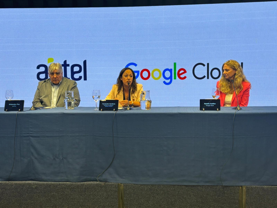 Acuerdo entre Antel y Google Cloud Mesa de autoridades Alejandro Paz, Fernanda Cardona y Natalia Scaliter.