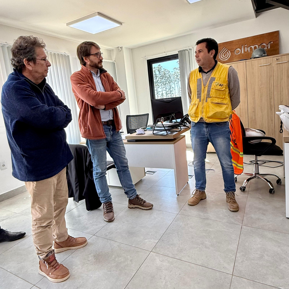 Directores Míguez y Campal en empresa Olimar Forest Products