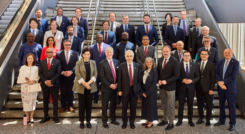 Representantes de las delegaciones participantes posan de pie en la foto oficial de la conferencia