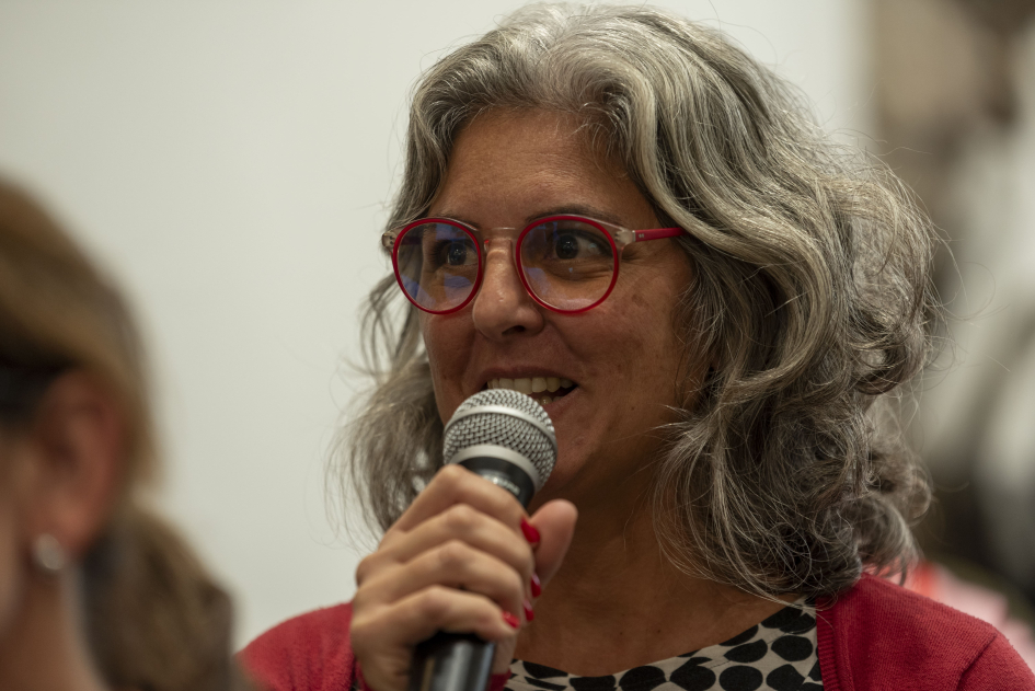 Olivet habla con un micrófono