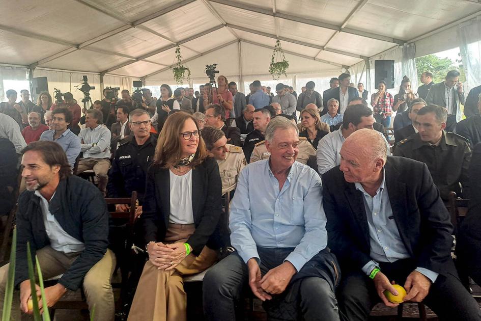 Autoridades, durante el evento Autoridades dialogan en primera fila