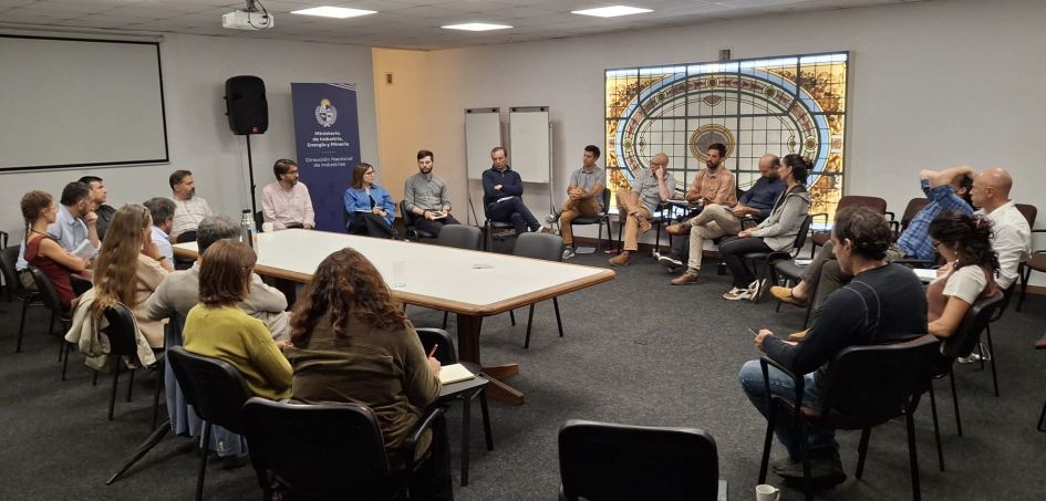 Personas sentadas alrededor de una mesa