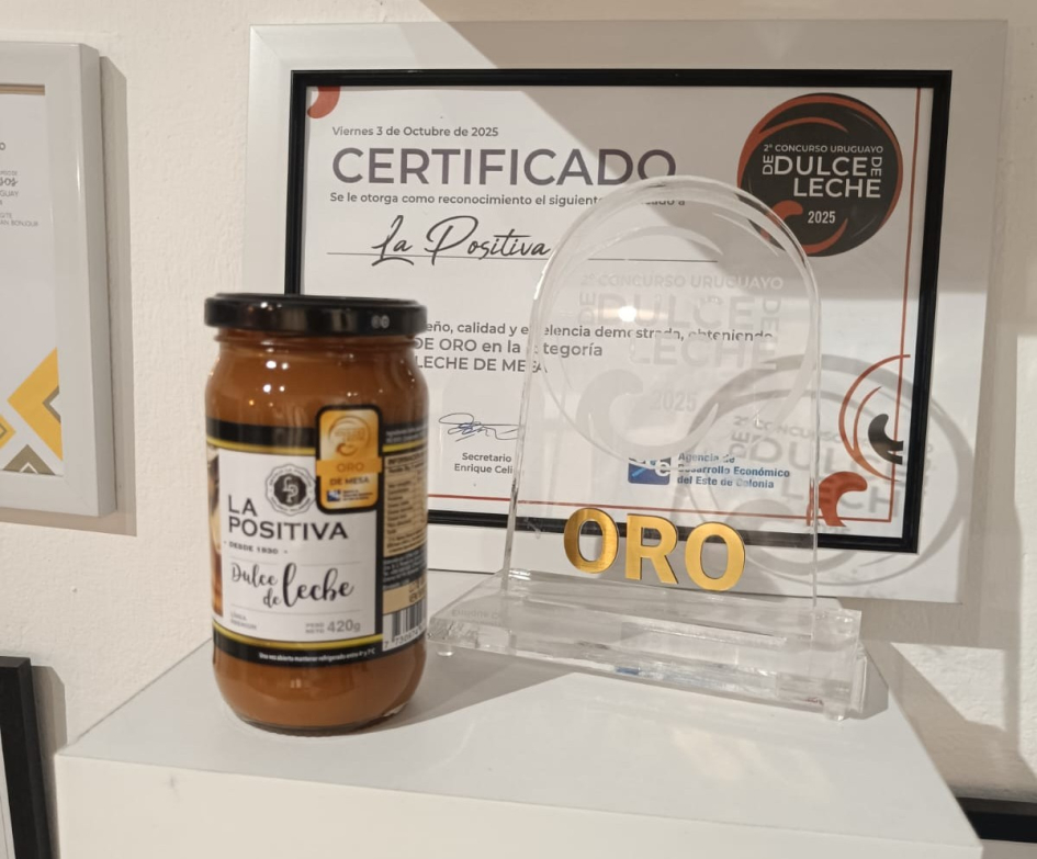 Frasco de dulce de leche delante de un diploma