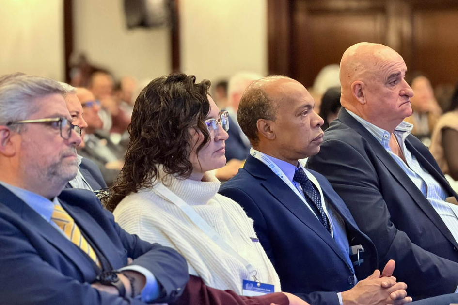 Autoridades, sentadas en el público