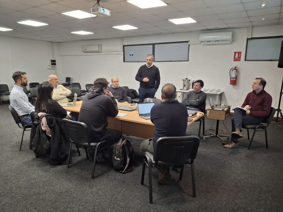 Reunión plenaria del Núcleo Productivo Metalmecánico – subsector Automotriz, participantes sentados 