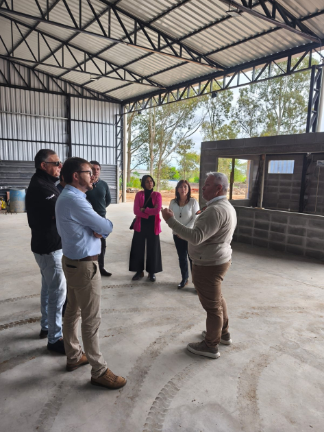 Visita a planta de Noryto Personas de pie en la planta industrial