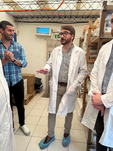 Personas con y sin túnicas en planta industrial