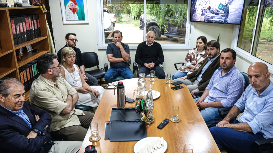 Reunión de autoridades en Avícola el Poyote Personas sentadas alrededor de una mesa