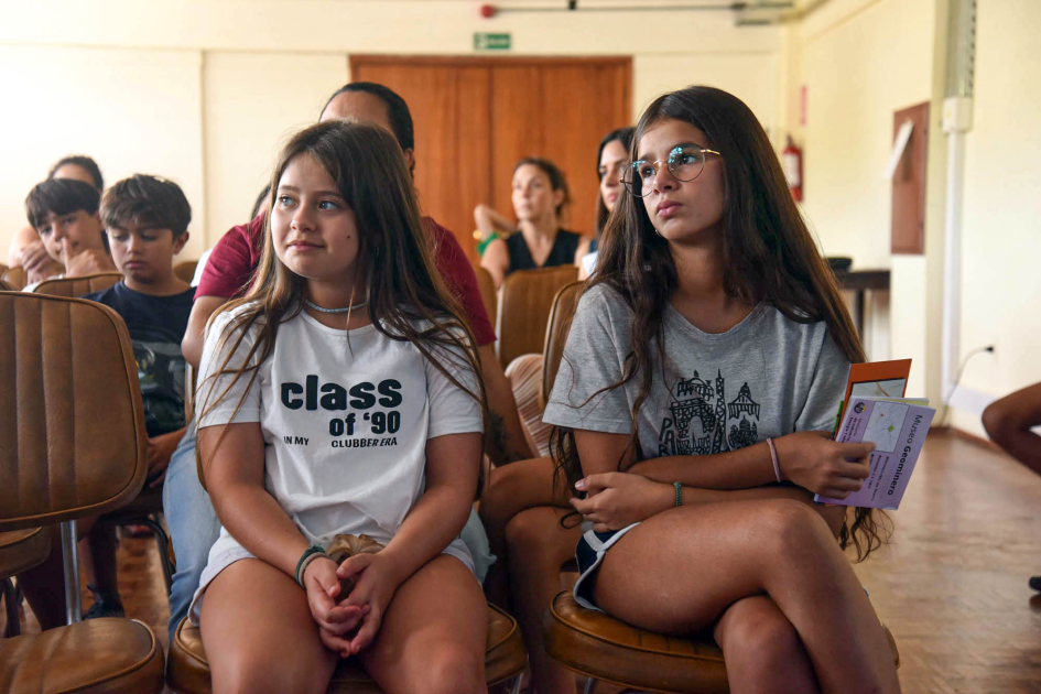 Actividad en el Museo Geominero Dos niñas sentadas observando hacia adelante