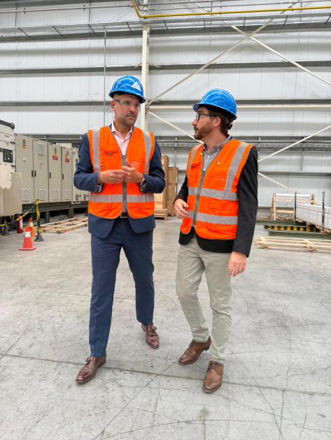 Director Míguez, junto a otra persona, en empresa BrasPine; visten cascos y chalecos