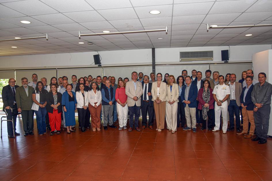 Foto grupal de participantes, expertos y autoridades Grupo de personas ubicadas para la toma de una foto