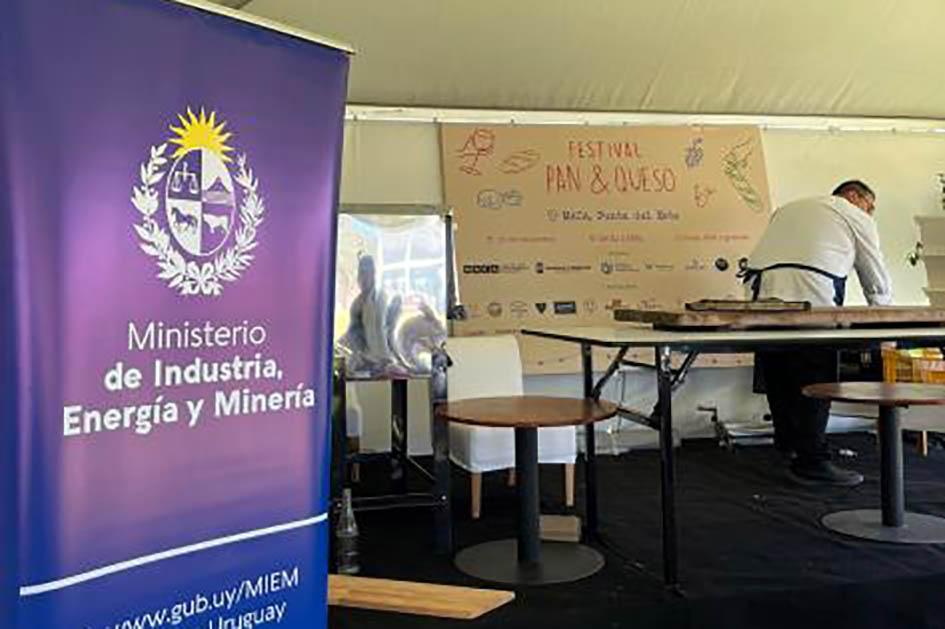 En el Festival Pan y Queso participaron empresas de un programa de certificación que impulsa el MIEM En primer plano, banner del MIEM; a lo lejos se ve una mesa y una persona