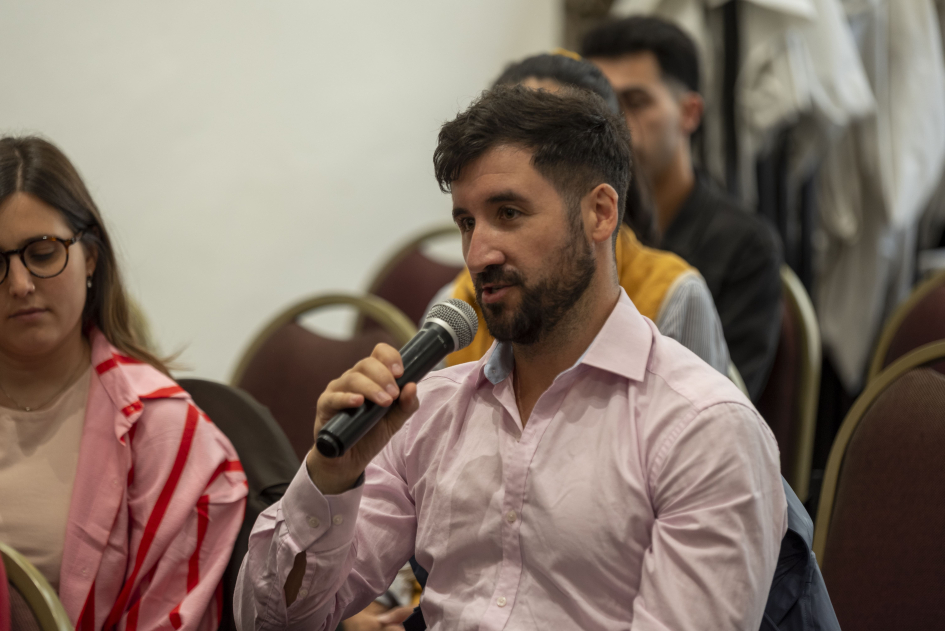 Ablelenda habla con un micrófono, sentado junto a otras personas